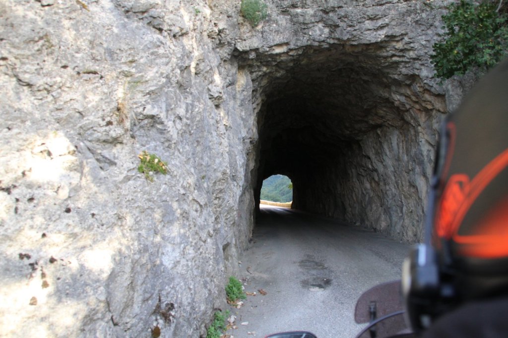 Schmale Straße führt durch einen kurzen Felstunnel im Vercors