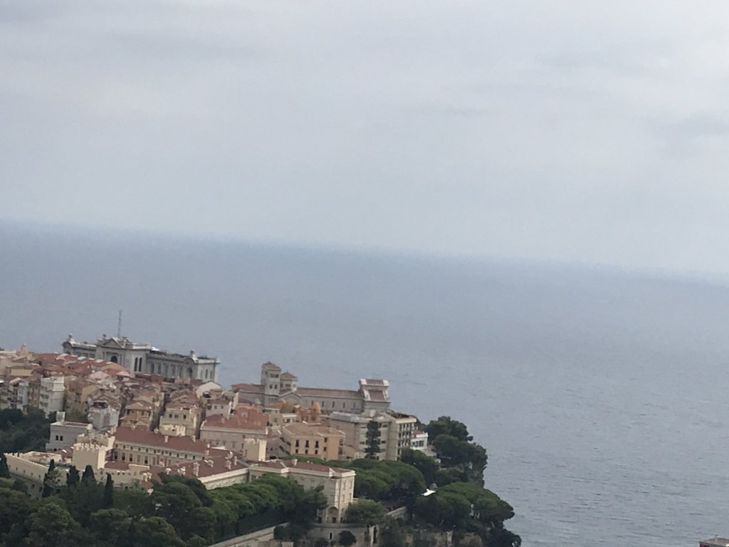 Altstadt von Monaco auf dem Felsen über dem Meer unter grauem Himmel