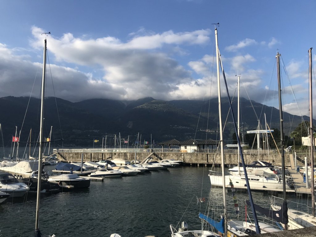 Segelboote im Hafen am Comer See mit Bergen im Hintergrund