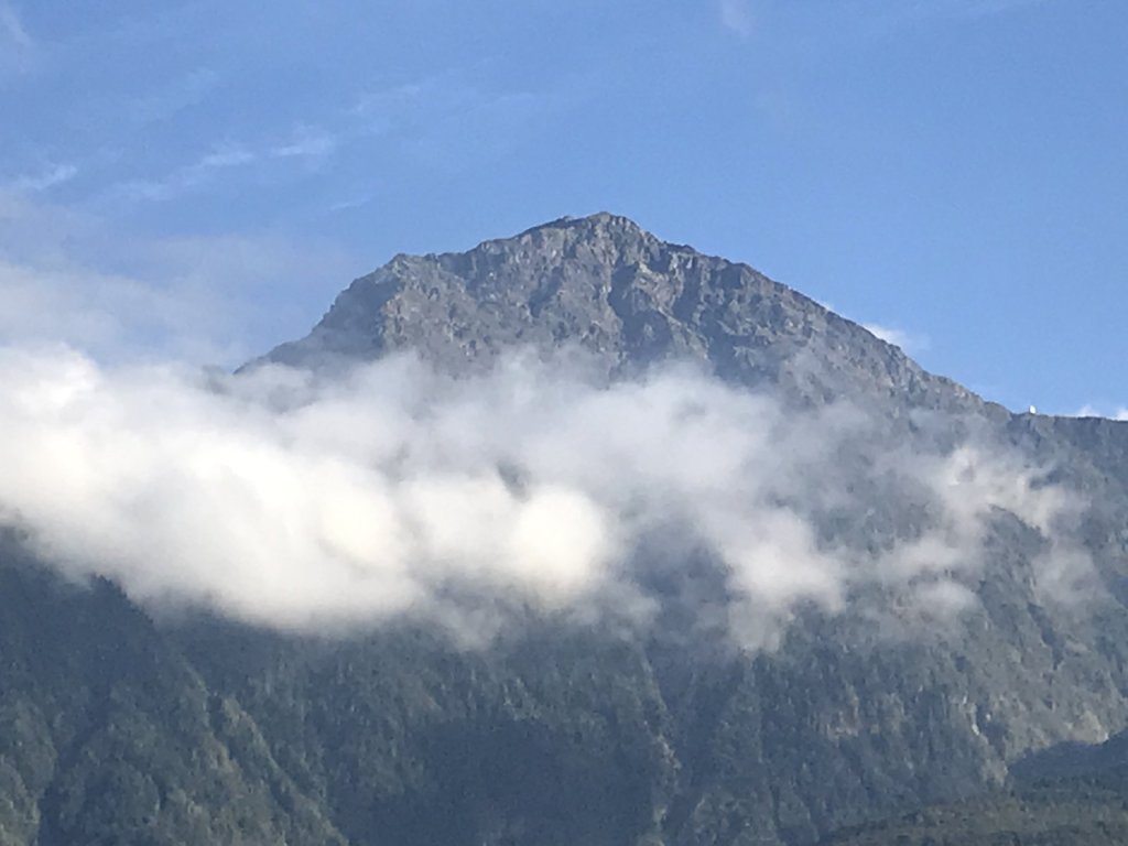 Berggipfel mit Wolken über dem Comer See