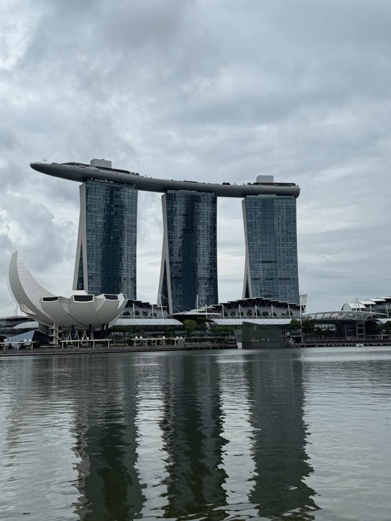 Hotel Marina Bay Sands in Singapur, im Wasser gespiegelt