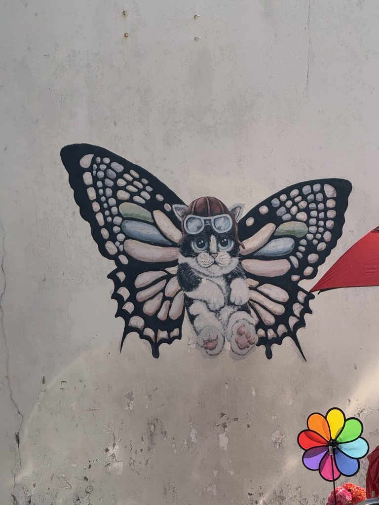 Wandbild eines Schmetterlings mit Katzenkopf in George Town, Penang