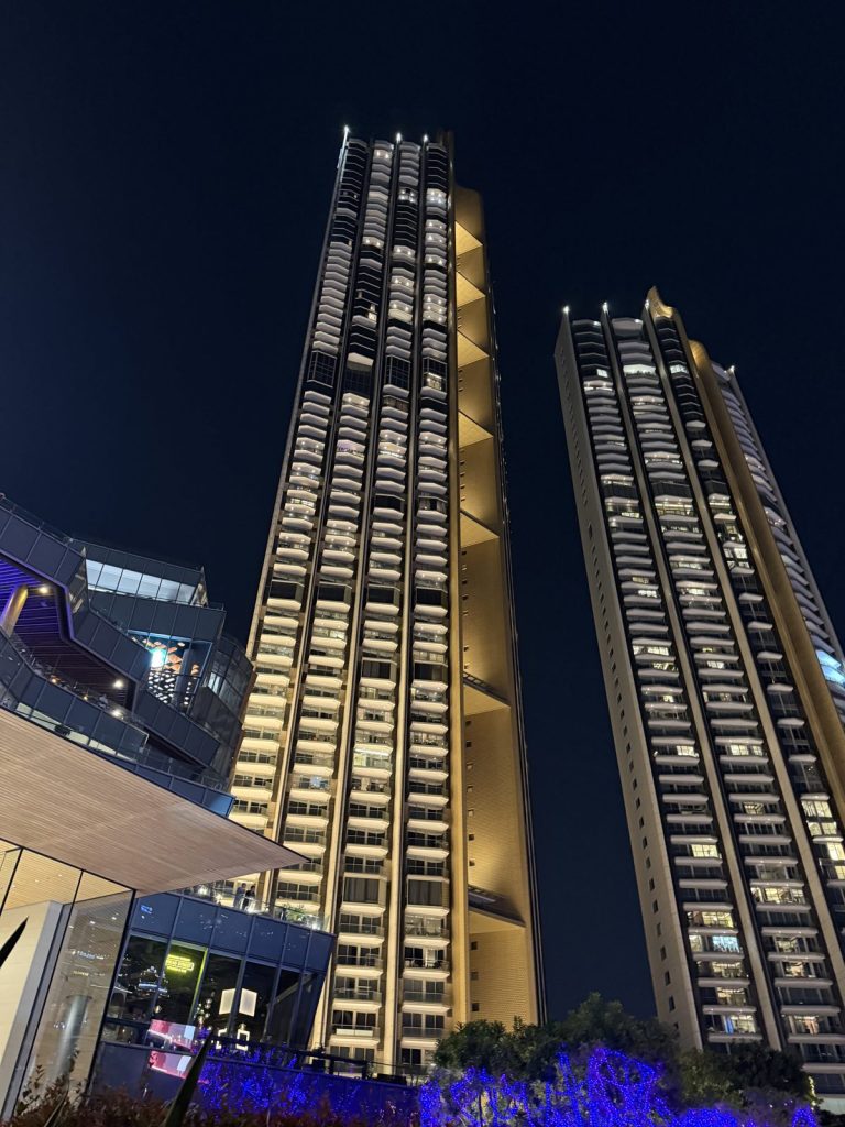 Beleuchtete Hochhäuser am Chao Phraya in der Silvesternacht