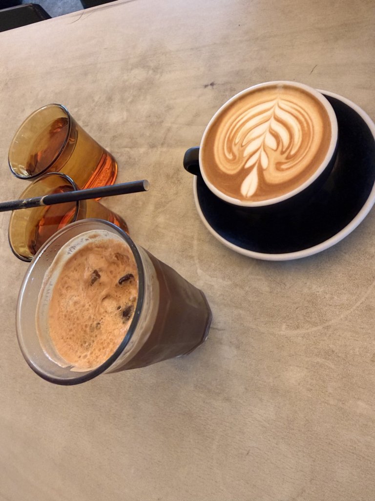 Latte Art und Eiskaffee auf einem Café-Tisch in Singapur