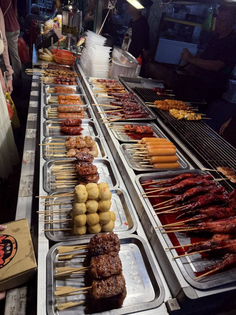 Lange Theke mit Grillspießen, Hühnchen, Fisch und Fleisch an einem Imbiss in Kuala Lumpur