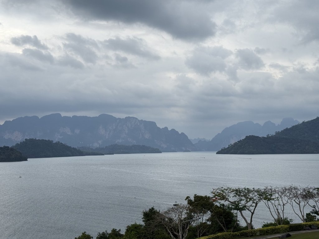 Weiter See zwischen steilen Karstbergen unter Wolken im Khao Sok