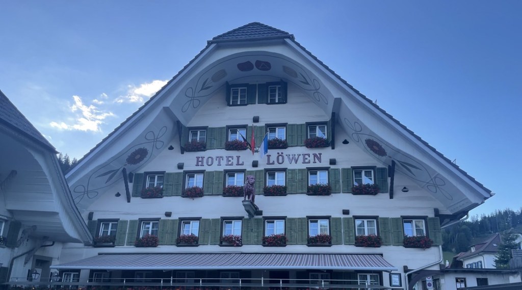 Hotel Löwen in Escholzmatt mit bemalter Giebelfassade, grünen Fensterläden und Blumenschmuck
