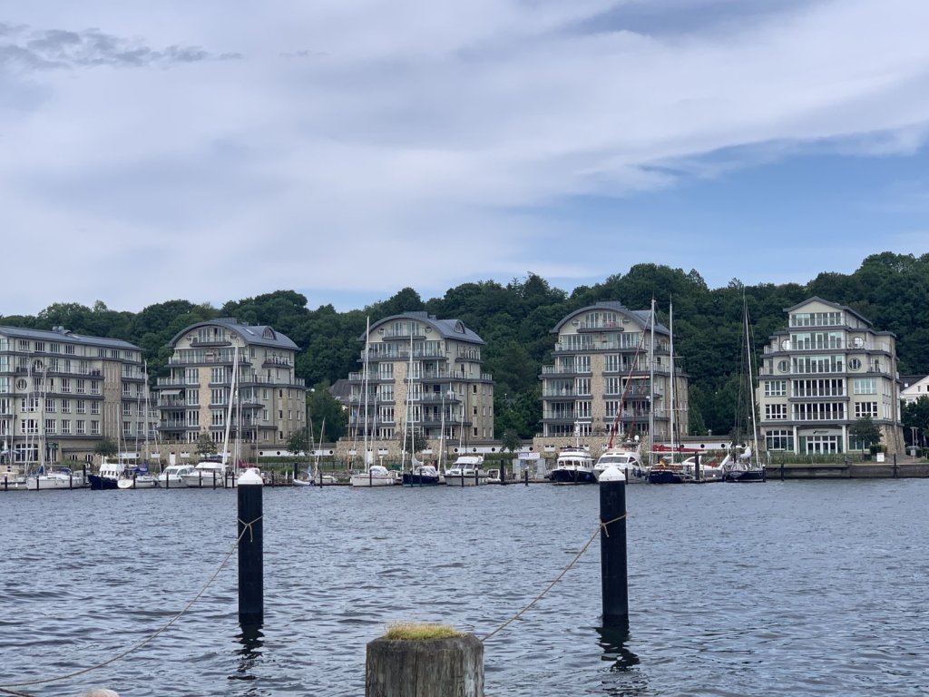 Segelboote und Wohnhäuser am Hafen von Flensburg