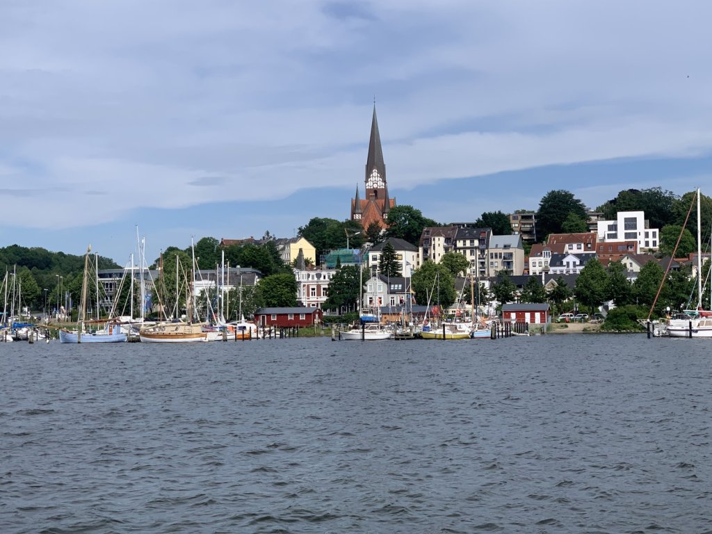 Blick über die Flensburger Förde auf die Stadt mit Kirchturm