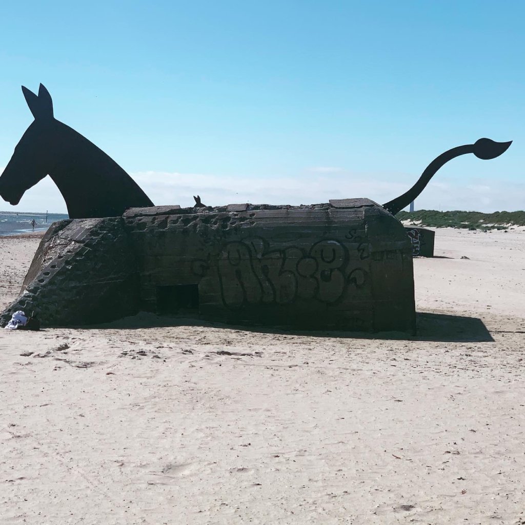 Bunker am Strand, als Pferd gestaltet, mit Kopf und Schweif