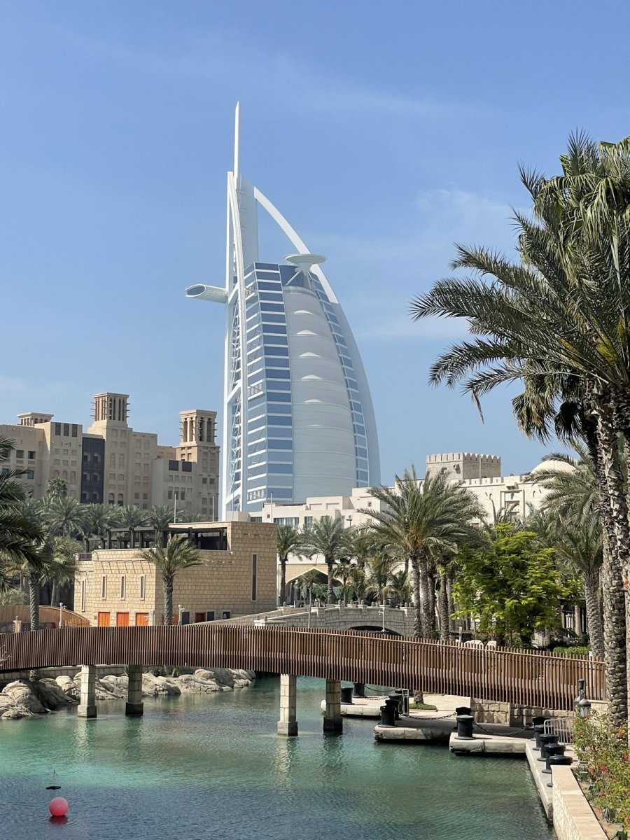 Burj al Arab hinter Kanälen, Holzbrücke und Palmen des Madinat Jumeirah
