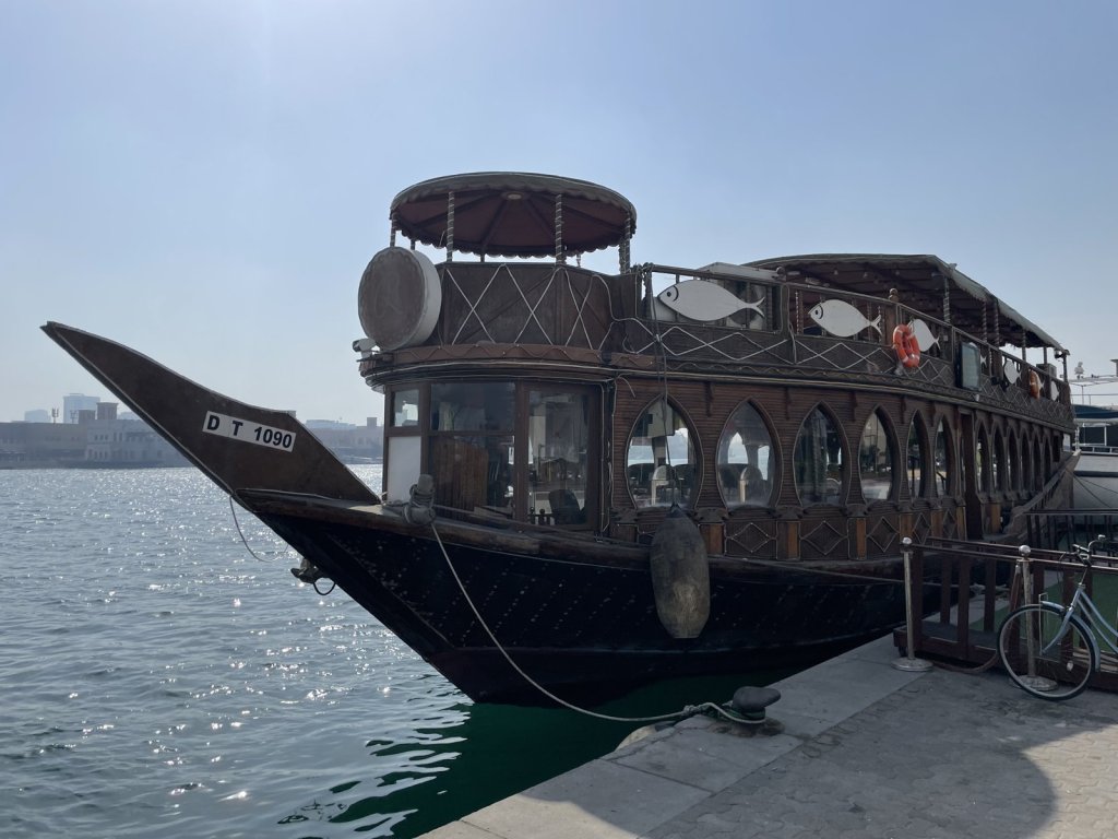Hölzernes Dhau-Restaurantschiff am Kai des Dubai Creek