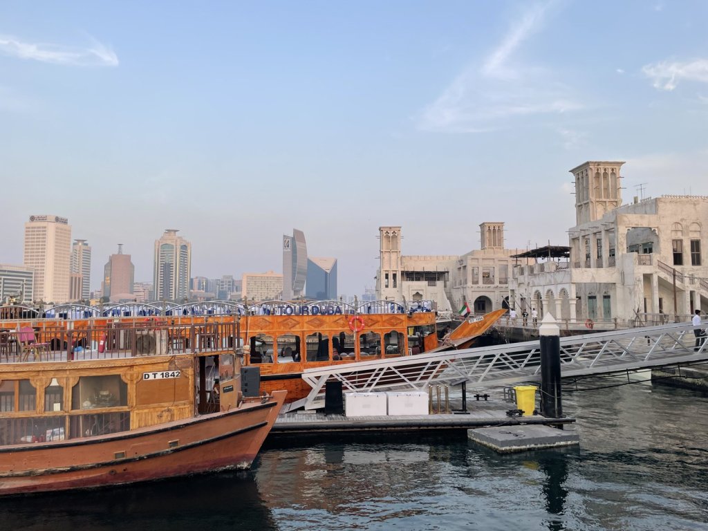 Hölzerne Abra-Boote am Anleger, dahinter die Skyline von Deira