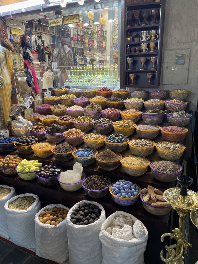 Schalen und Säcke voller bunter Gewürze im Souk