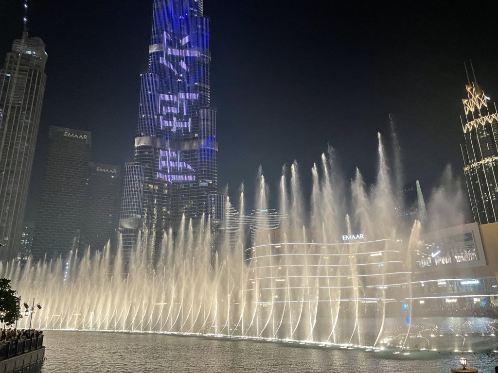 Dubai Fountain mit hohen Wasserfontänen vor dem beleuchteten Burj Khalifa