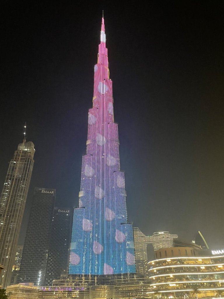 Burj Khalifa nachts mit bunter Lichtshow