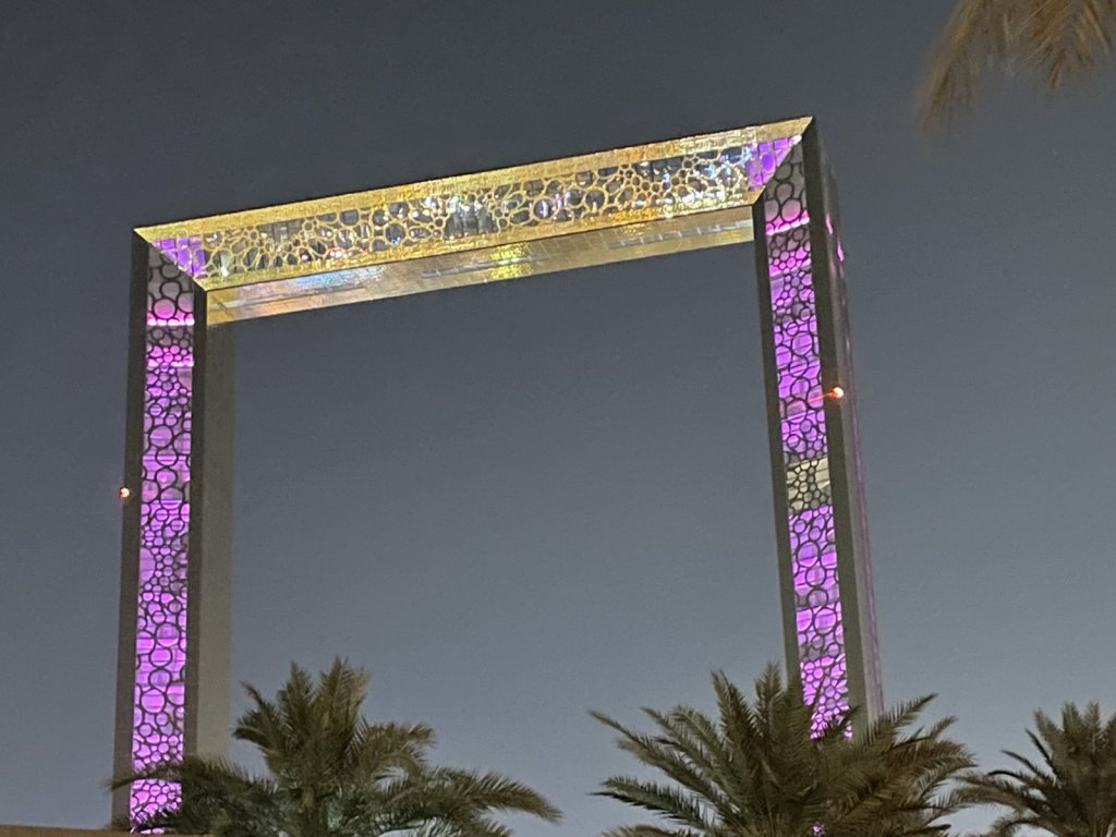 Beleuchteter Bilderrahmen-Turm des Dubai Frame