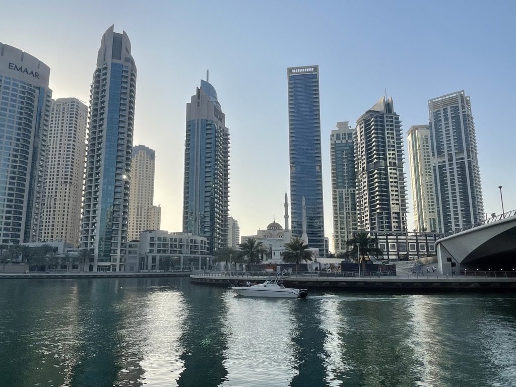 Hochhäuser der Dubai Marina spiegeln sich im Wasser