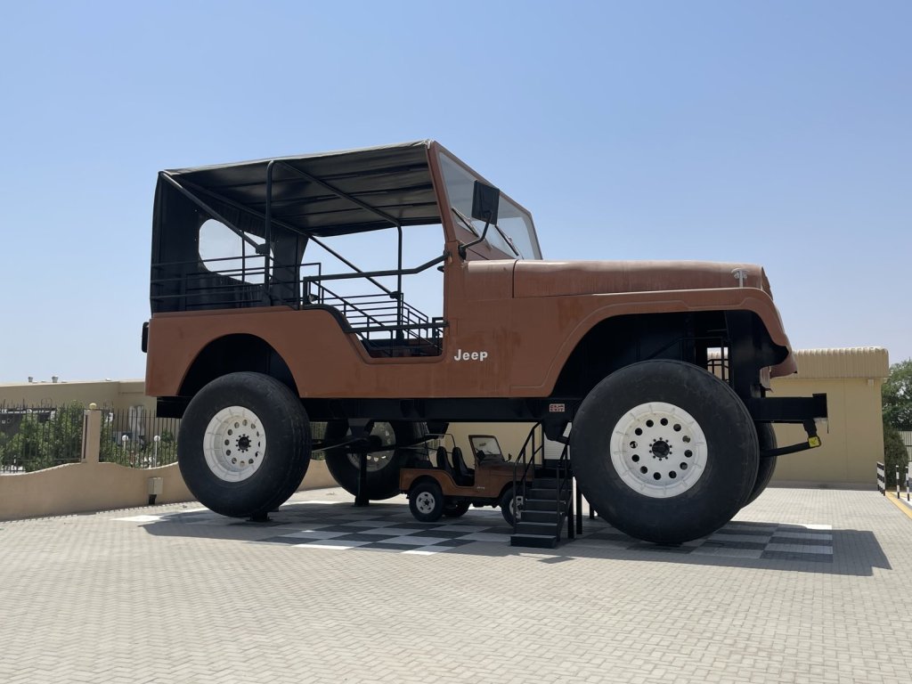 Überdimensionaler brauner Jeep auf einem Platz