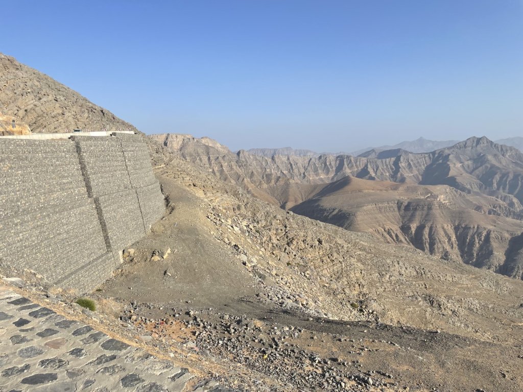 Zerklüftete Berge am Jebel Jais unter blauem Himmel
