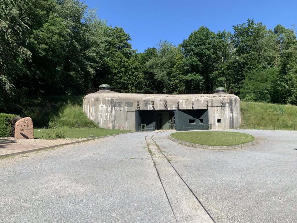 Betonbunker der Maginot-Linie mit Schießscharten und Straße im Wald