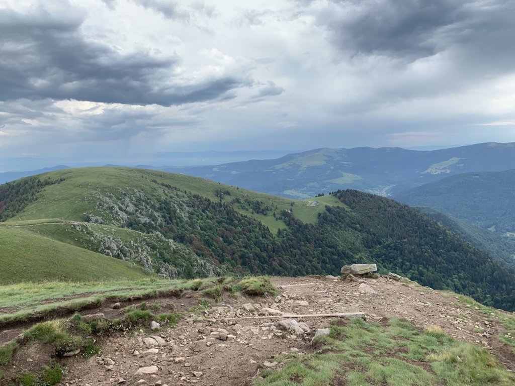 Kahler Bergkamm der Vogesen mit weitem Blick ins Tal