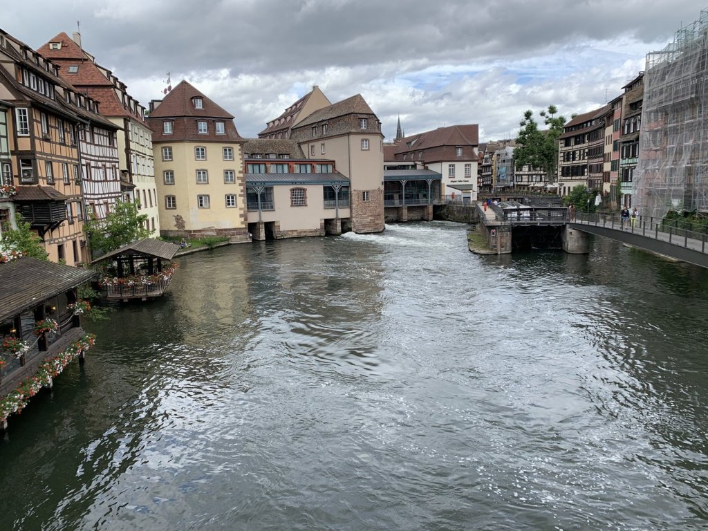 Fachwerkhäuser und Mühlen am Fluss Ill in der Petite France in Straßburg
