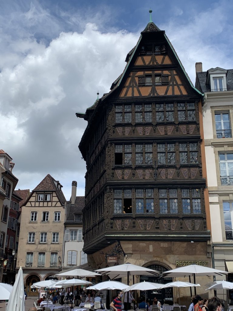 Reich verziertes Fachwerkhaus Maison Kammerzell am Münsterplatz in Straßburg