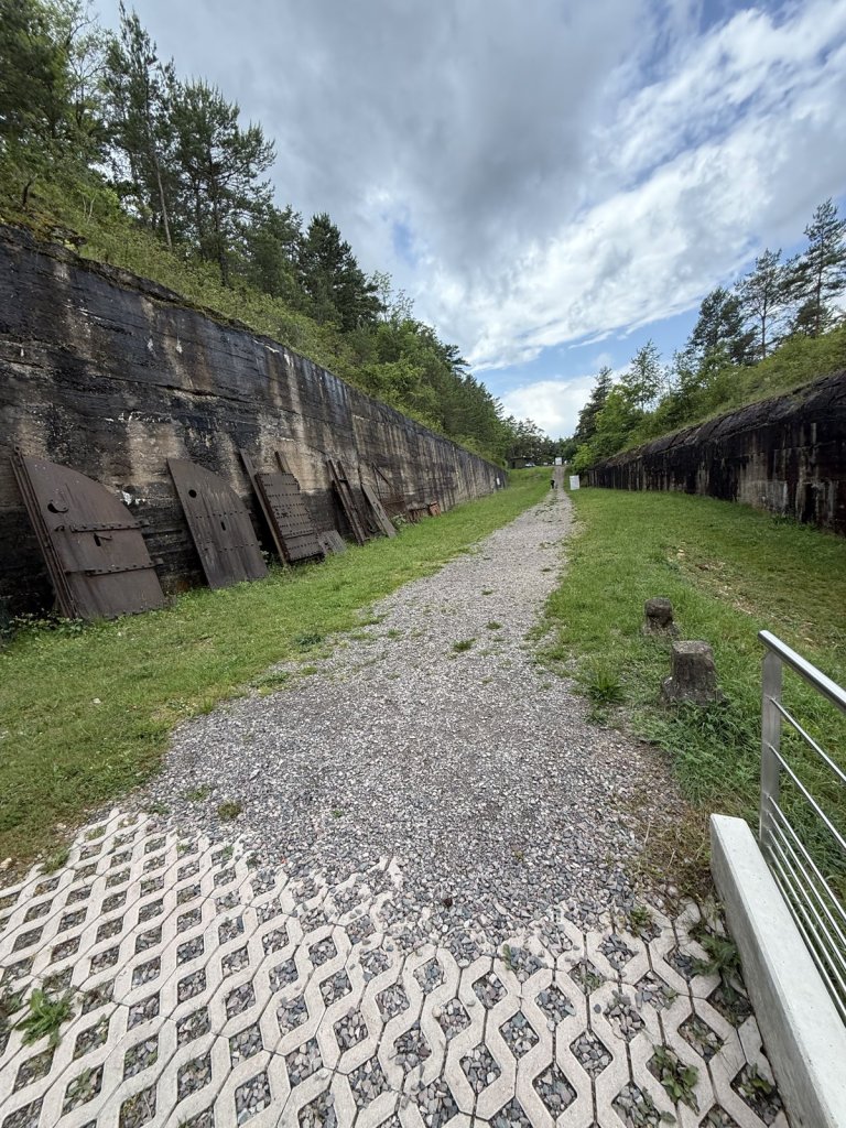 Kiesweg im Graben einer Festungsanlage mit Steinmauern und Wiesen