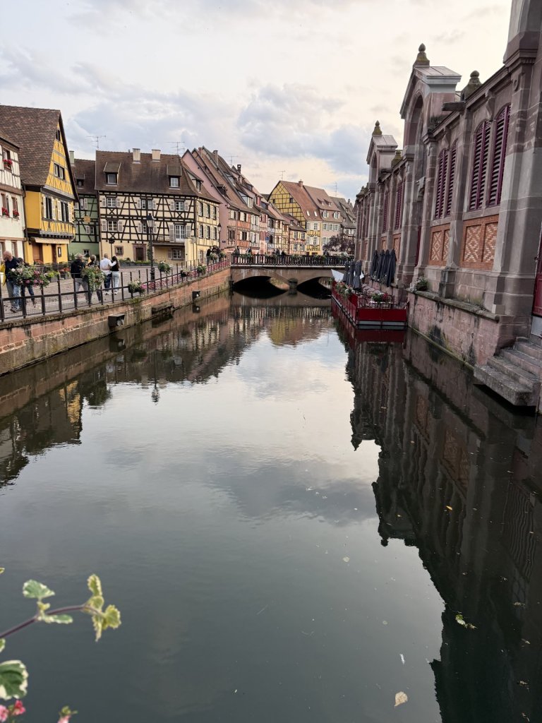 Kanal mit Fachwerkhäusern und Spiegelungen in Colmar