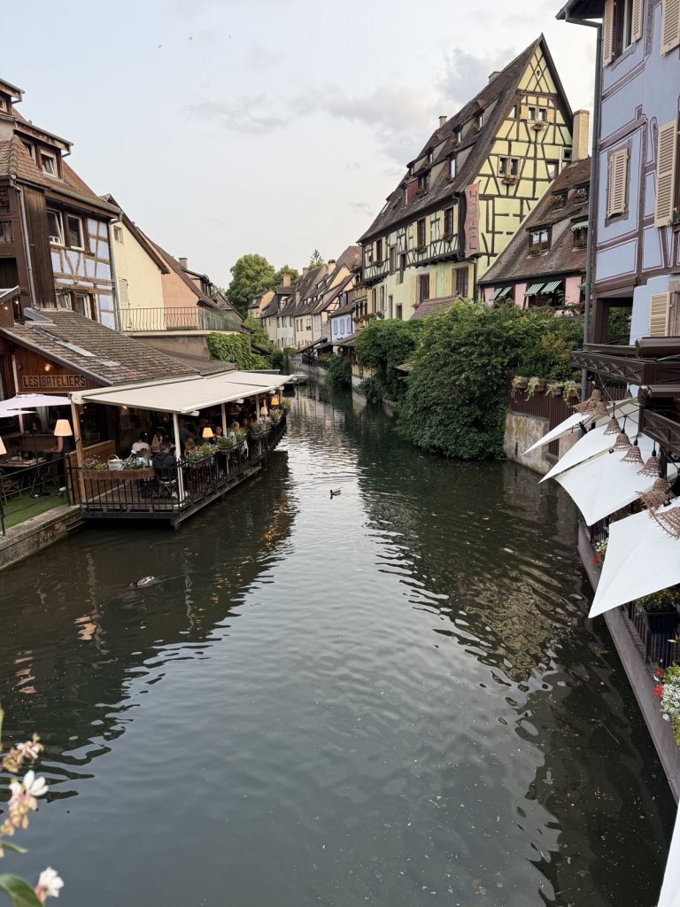 Kanal mit Restaurant und bunten Fachwerkhäusern in Colmar