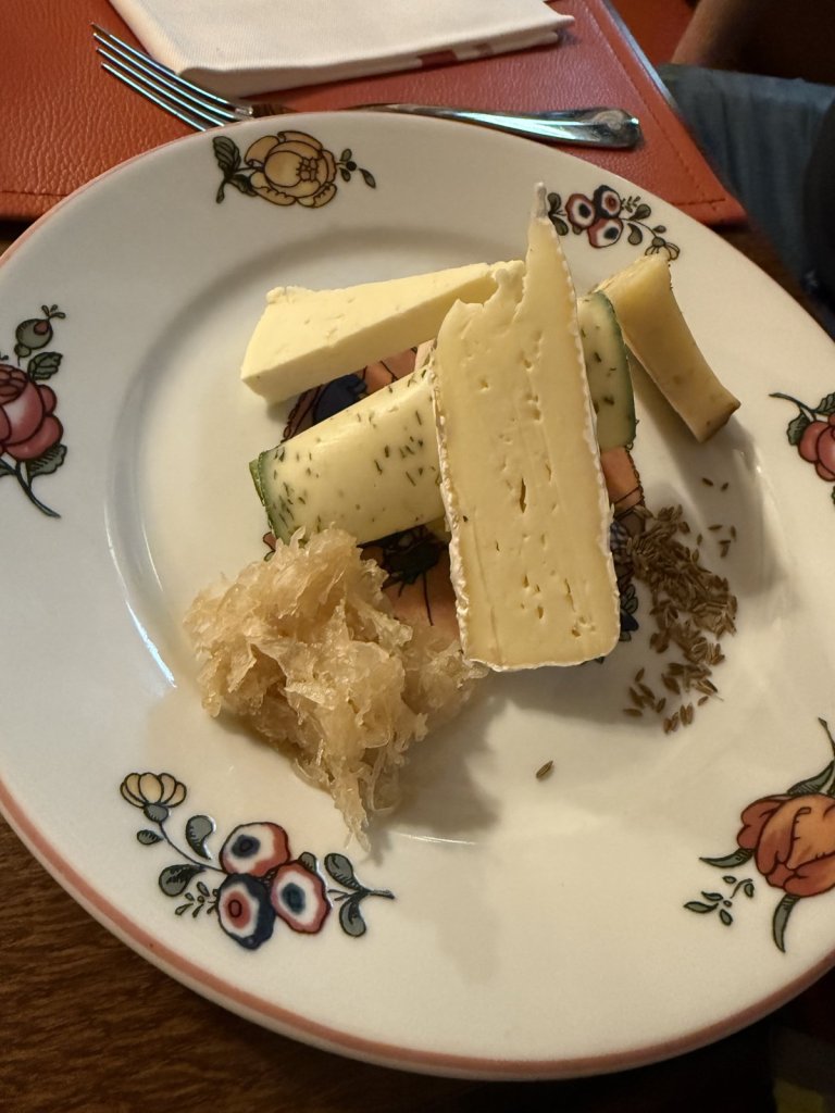 Käseteller mit Kümmel und Sauerkraut auf elsässischem Geschirr