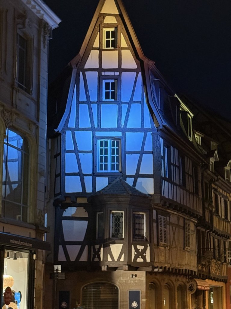 Blau angeleuchtetes Fachwerkhaus in Colmar bei Nacht