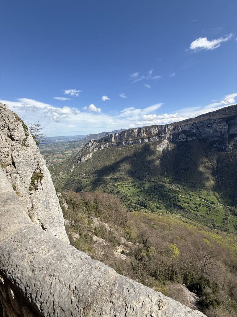 Felsabbrüche und grünes Tal im Vercors