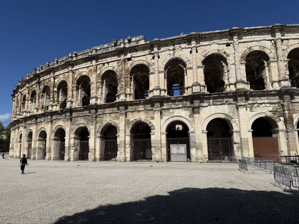 Römisches Amphitheater von Nîmes unter blauem Himmel