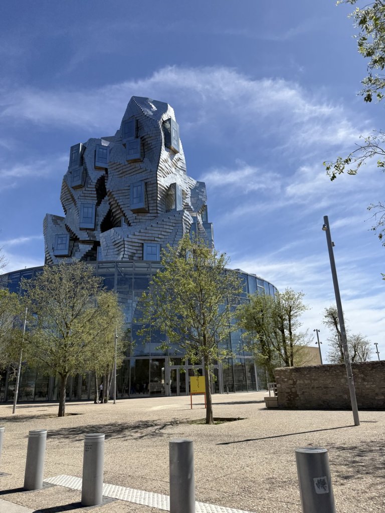Silbern glänzender Turm der Luma-Stiftung in Arles