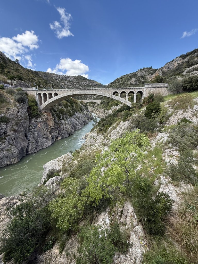 Steinbrücke über die Schlucht der Hérault bei Saint-Jean-de-Fos