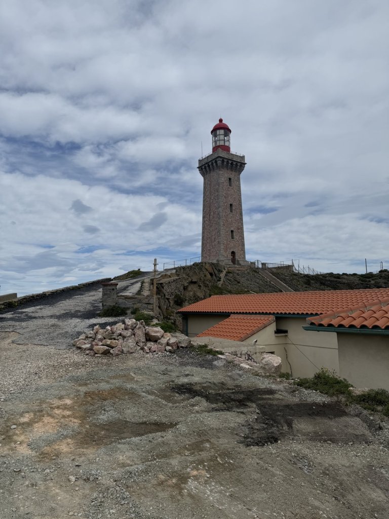 Roter Leuchtturm auf einem Felsen an der Küste bei Port-Vendres