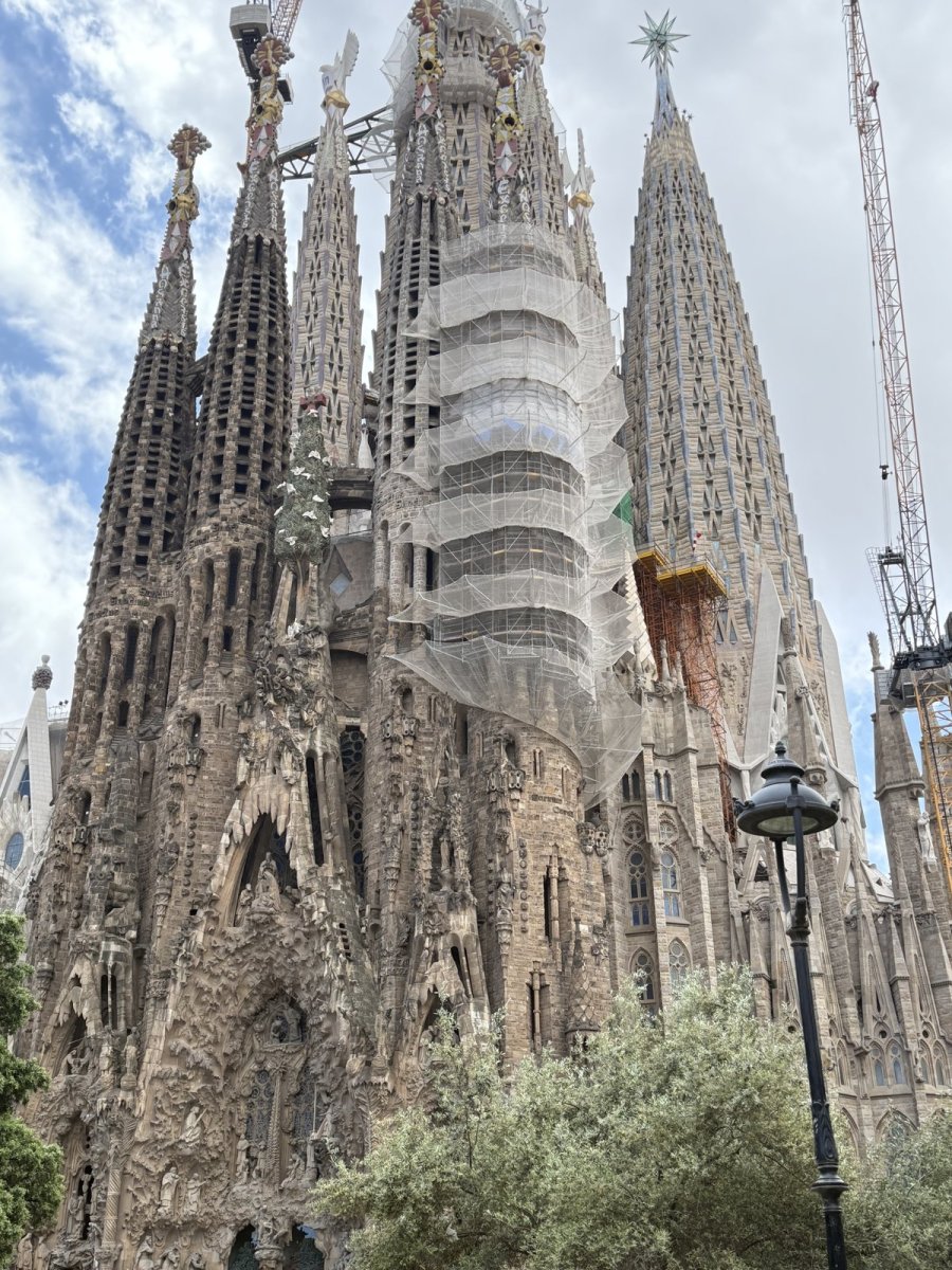 Türme der Sagrada Família mit Baukränen