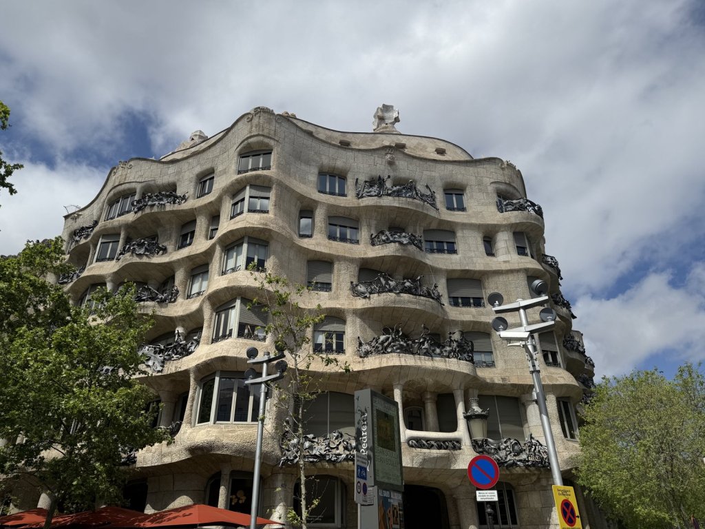 Wellenförmige Fassade der Casa Milà in Barcelona