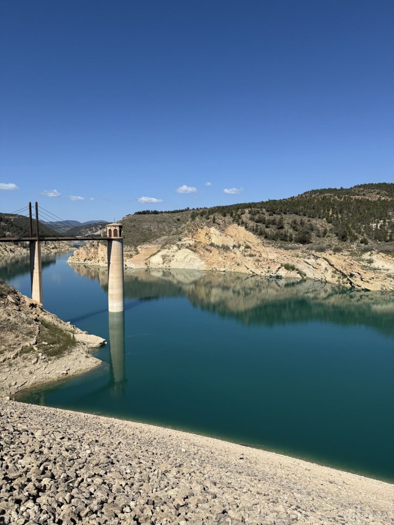 Türkisfarbener Stausee mit Brückenpfeilern in der Sierra Nevada