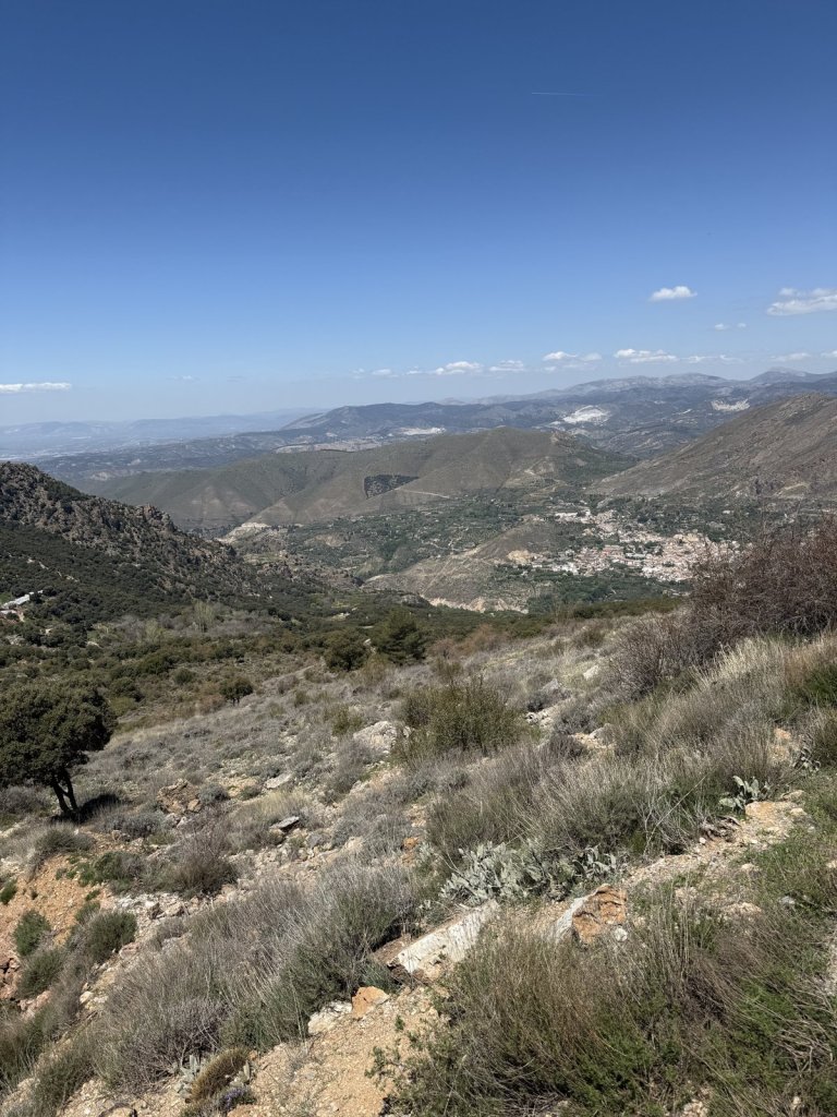 Blick über Berge der Sierra Nevada mit Dörfern im Tal