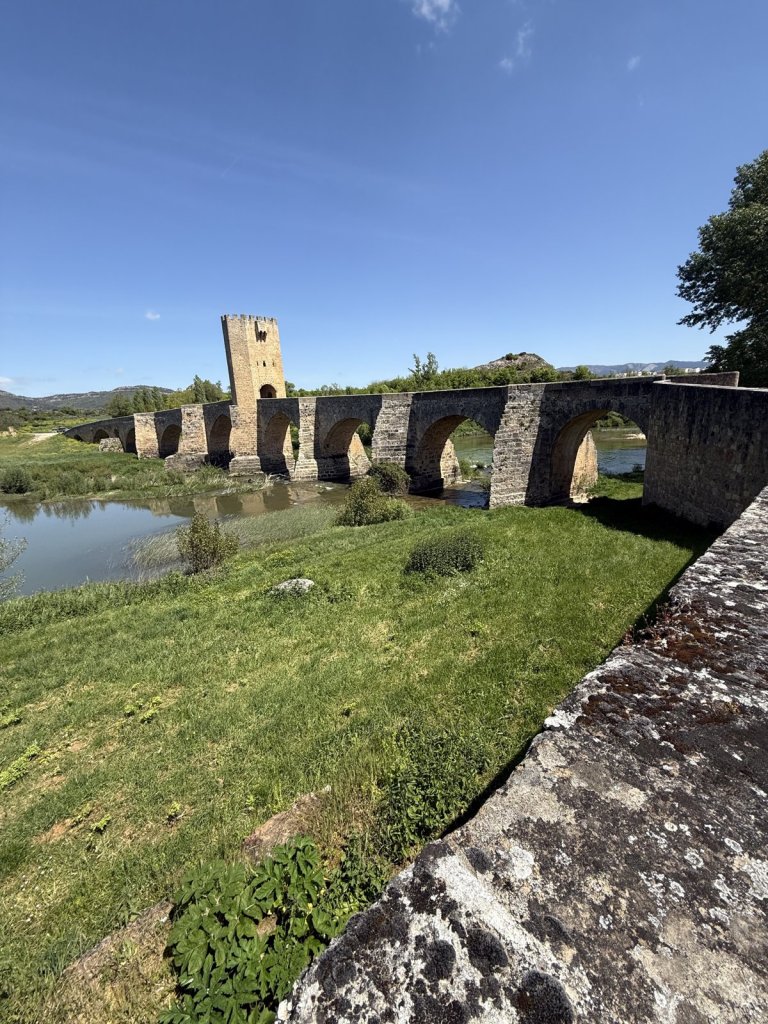 Mittelalterliche Steinbrücke mit Turm in Frías