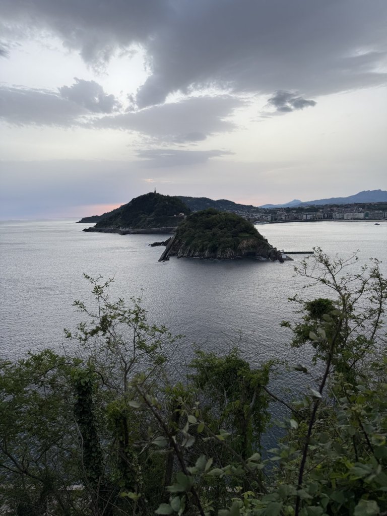 Blick auf die Bucht von San Sebastián mit der Insel Santa Clara