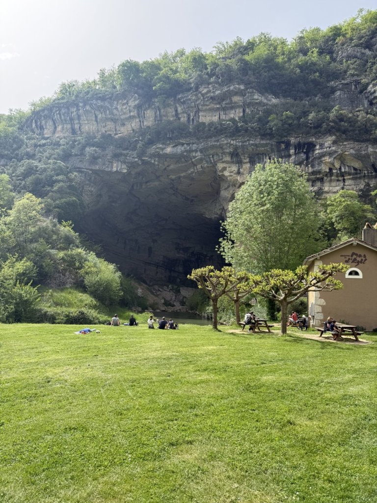 Wiese vor dem Höhleneingang von Le Mas-d’Azil
