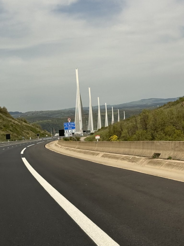 Straße führt auf das Viadukt von Millau mit seinen Pylonen zu