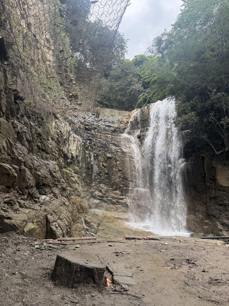 Wasserfall in einer Felsschlucht in der Altstadt von Tiflis