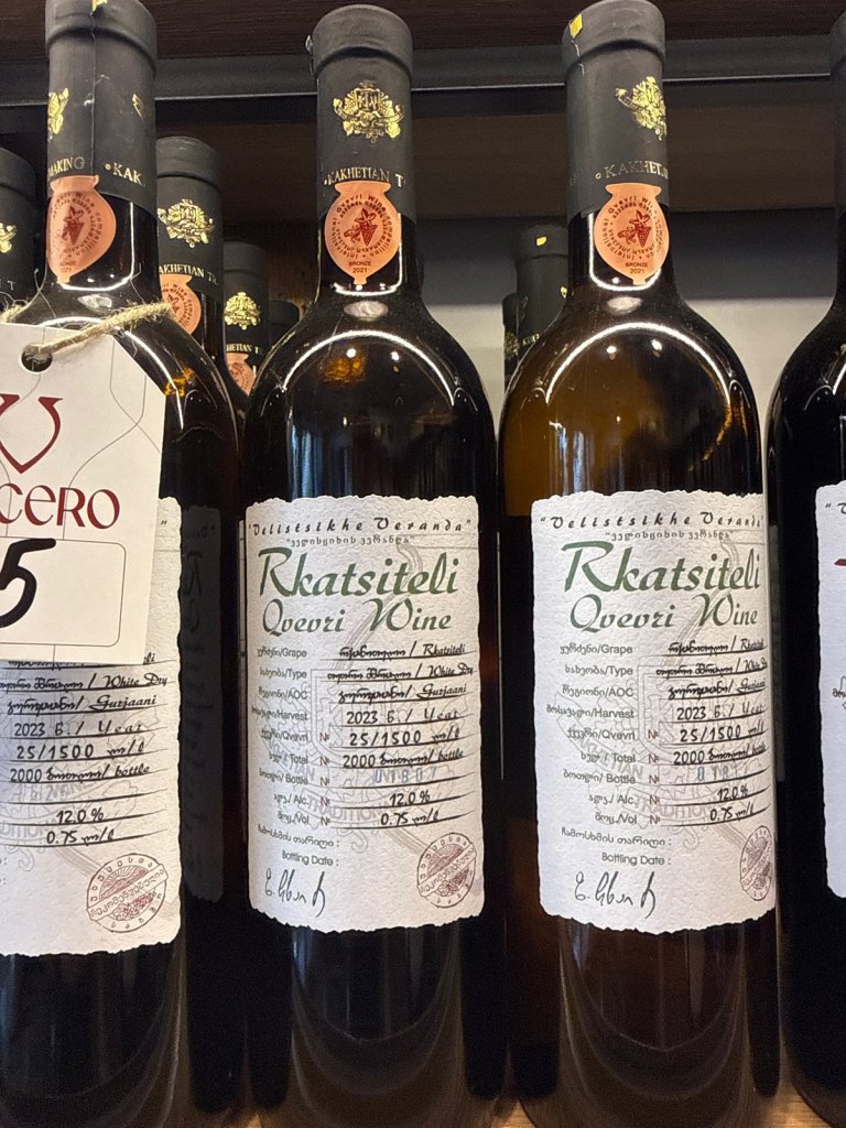 Flaschen mit Rkatsiteli Qvevri-Wein
