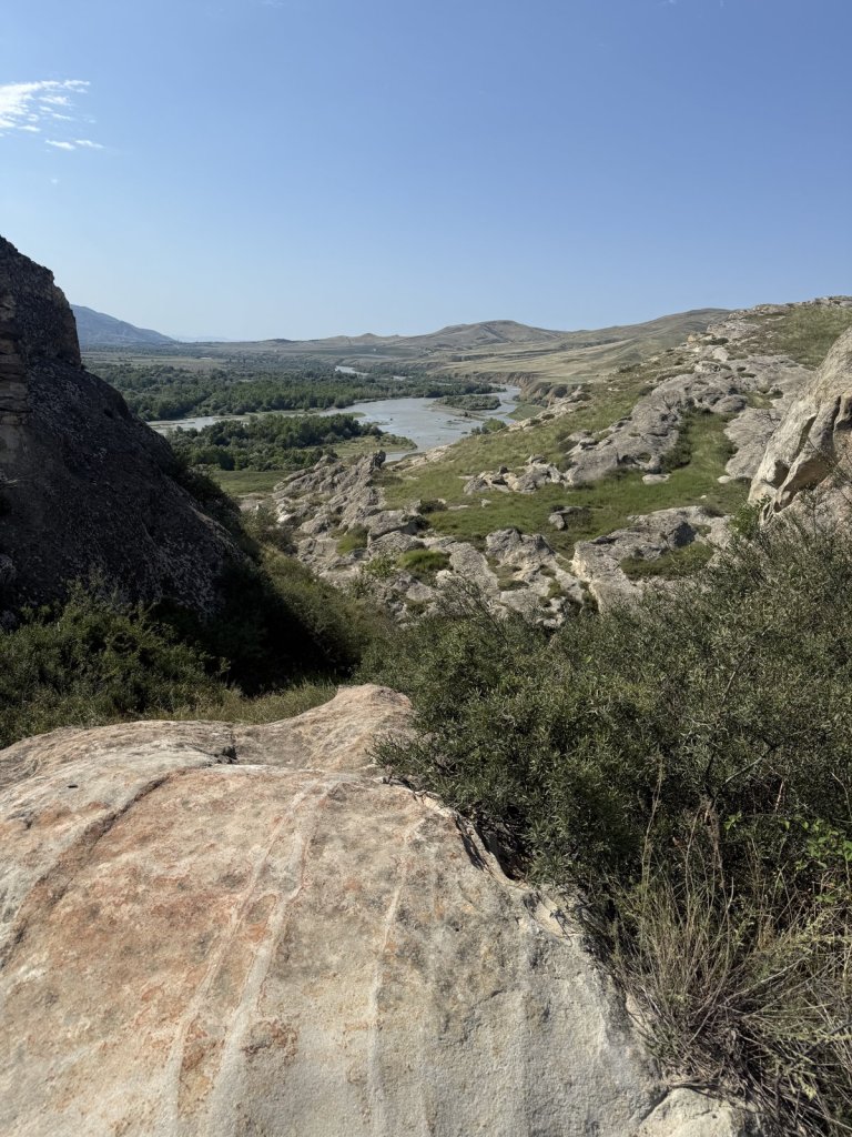 Fluss Mtkwari in einem weiten Tal, gesehen von den Felsen von Uplisziche