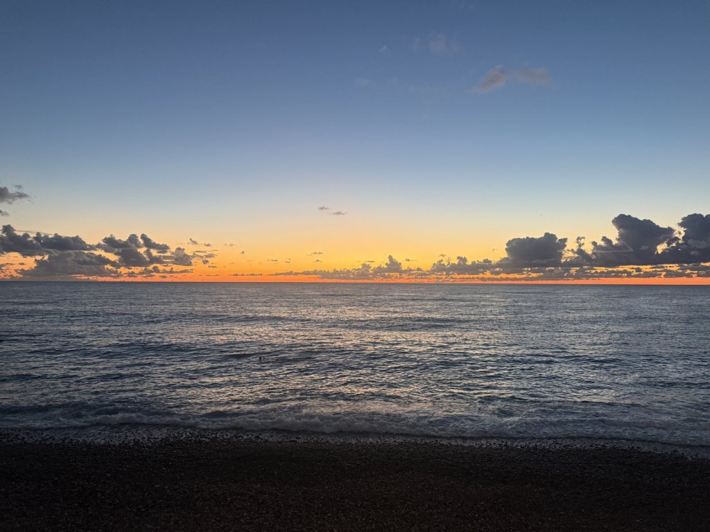 Abendrot über dem Schwarzen Meer mit Wellen am Kiesstrand